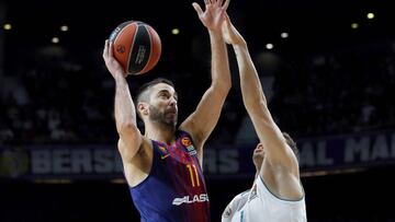 GRAF1543. MADRID, 14/12/2017.- El escolta del FC Barcelona Juan Carlos Navarro (i) entra a canasta ante el franc&eacute;s Fabien Causeur, del Real Madrid, durante el partido de la decimosegunda jornada de la Euroliga que disputan hoy en el Wizink Center de Madrid. EFE/JuanJo Martin