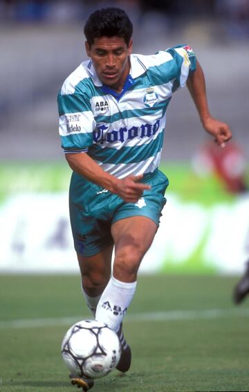 'El Maestro' Galindo militó con Chivas de Guadalajara entre 1986 y 1994. Con los rojiblancos obtuvo un título de liga. Gracias a su buen nivel llamó la atención de Santos Laguna. El genio zacatecano estuvo tres temporadas con los laguneros y ganó el título de liga Invierno 1996.