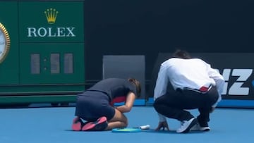Dalila Jakupovic recibe atención médica tras sus problemas respiratorios durante un partido de la previa del Open de Australia.