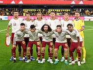 VILLARREAL, 27/03/2026.- El equipo formado de la selección española, con la camiseta de color blanco roto, antes del encuentro amistoso que los combinados nacionales de España y Serbia juegan este viernes en el estadio de La Cerámica, en Villarreal. EFE/Andreu Esteban