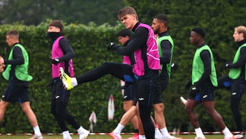De Ketelaere entrenando con el Atalanta antes de viajar a Brujas.