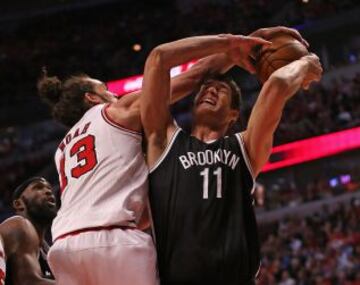 Tapón de Joakim Noah a Brook Lopez en el partido Brooklyn Nets - Chicago Bulls.
