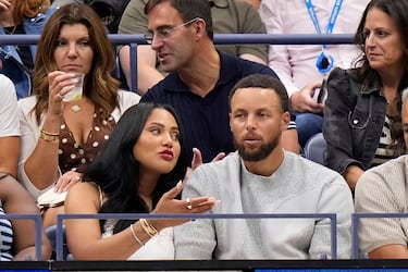 Stephen Curry y Ayesha Curry asisten a la final individual masculina de tenis entre el italiano Jannik Sinner y el español Carlos Alcaraz.