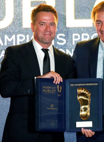 Michael Owen posa con Golden Football Legend Award.