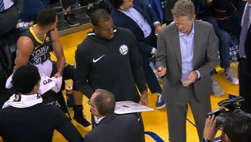 El momento en el que Kerr 'pasa' de dirigir y le da la pizarra a sus jugadores