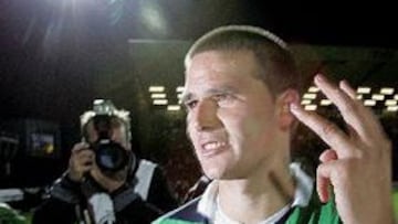 <B>HÉROE.</B> Healy recoge el testigo dejado por el gran George Best.