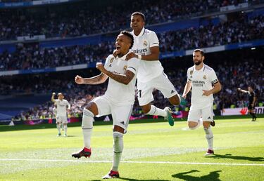 Rodrygo corrió a felicitar a su compañero, y compatriota, por  el testarazo con el que convirtió el 2-1. 