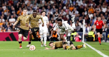 Minuto 106 de encuentro. Entrada muy a destiempo del mediocentro de la Real para cortar la carrera de Vinicius.