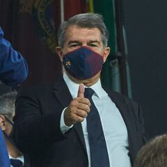 Laporta baja al vestuario sin la presencia de Koeman