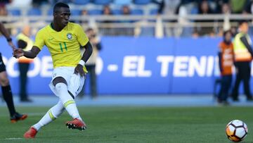 Vinicius, en un partido con las categor&iacute;as inferiores de Brasil.