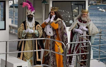 Los Reyes llegaron en barco a Valencia a saludar a los niños de la ciudad.