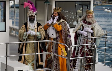 Los Reyes llegaron en barco a Valencia a saludar a los niños de la ciudad.