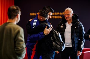 Álvaro Morata abraza a un compañero. 