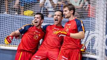 Pau Bargalló (en el centro) celebra un gol con la Selección.