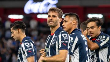 AME1836. MONTERREY (MÉXICO), 28/11/2024.- Sergio Canales (c) de Monterrey celebra un gol este jueves, durante el partido por los cuartos de final del Torneo Apertura 2024 de la Liga MX, entre Monterrey y Pumas en el estadio BBVA, en Monterrey (México). EFE/ Miguel Sierra