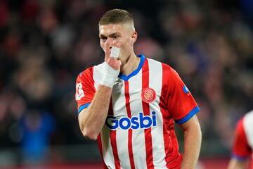 Artem Dovbyk (i), delantero ucraniano del Girona celebra su tercer gol ante el Sevilla.
