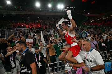 Khelif celebra su oro en un Roland Garros repleto de argelinos. 