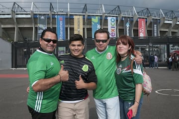 Así se vive el ambiente en el Estadio Azteca para el duelo eliminatorio entre la selección mexicana y el conjunto catracho rumbo a Rusia 2018.