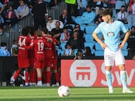 VIGO (PONTEVEDRA), 16/04/2026.- Los jugadores del Friburgo celebran su primer gol durante el partido de vuelta de cuartos de final de la Liga Europa de fútbol entre el Celta y el Friburgo, este jueves en el estadio de Balaídos. EFE/ Salvador Sas