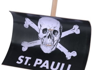 Kick-off is in an hour, but it’s been snowing all morning in Hamburg and the driveway has several feet of snow on it. Never fear, St Pauli fans will have their car out in a jiffy with this handy snow shovel.