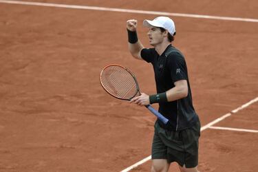 Andy Murray comes back to beat Radek Stepanak at Roland Garros