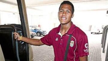 <b>A ESCENA. </b>Salomón Rondón posó para AS antes de emprender viaje sin disimular su alegría por estrenarse en una convocatoria. En su muñeca derecha luce la pulsera con los colores de la bandera venezolana. Es su amuleto. Siempre que marca, la besa.