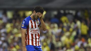 El 'Pollo' había completado una gran etapa en Portugal, pero decidió regresar a la Liga MX para afrontar el reto de Chivas. El problema es que su primer semestre con el equipo quedará marcado por la dura falta que cometió sobre Giovani dos Santos en el Clásico Nacional.
Terminó el torneo con 11 partidos, un gol y una asistencia, en menos de 933 minutos sobre el terreno de juego.