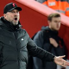 Klopp reclama y recibe críticas: "¡Deja de intentar cambiar, tonto!"