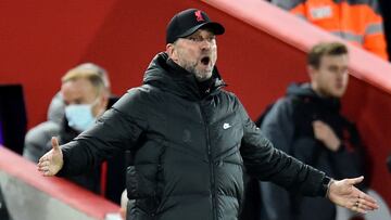Klopp reclama y recibe críticas: "¡Deja de intentar cambiar, tonto!"