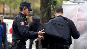 Dos policías en las inmediaciones del Santiago Bernabéu.