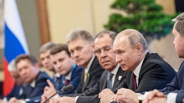 Archivo - El presidente ruso, Vladimir Putin, con el ministro de Asuntos Exteriores, Sergei Lavrov, a su derecha y con su portavoz, Dimitri Peskov, a continuaci&oacute;n.