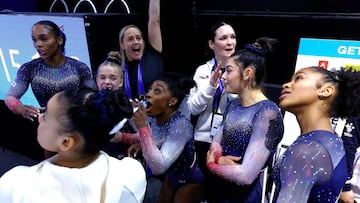 El equipo de Estados Unidos celebra el oro mundial.