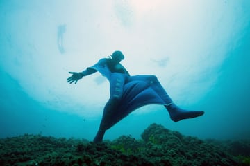 Pierre Frolla bajo el agua utilizando el prototipo de un traje de buceo llamado Oceanwings.
