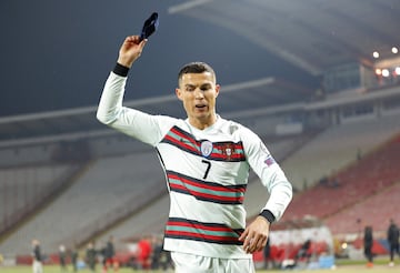 El último enfado protagonizado por el astro portugués fue el pasado sábado cuando su selección se enfrentó a Serbia. El capitán tiró el brazalete y lo dejó en el césped mientras se marchaba al vestuario. Todo a raiz de un tanto fantasma que el colegiado no le concedió en el minuto 94 y que habría supuesto la victoria de Portugal.

