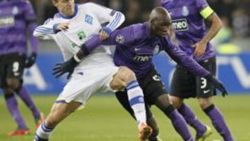 El jugador de Dynamo Kiev, Andriy Yarmolenko, disputa un bal&oacute;n con el jugador de Porto, Eliaquim Mangala, durante un juego de la Liga de Campeones UEFA, en el estadio Olimpiyskiy en Kiev (Ucrania). 