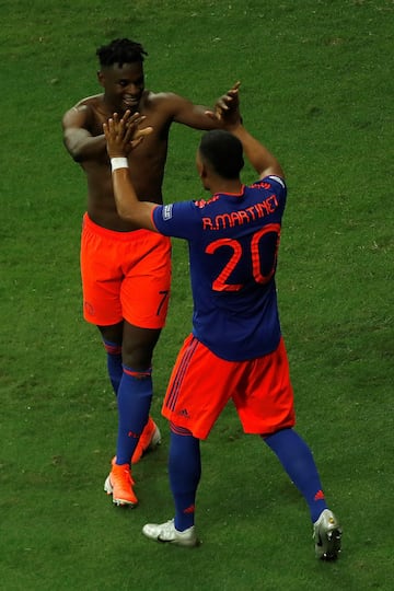 Colombia se impuso ante Argentina en el primer partido del Grupo B en el Arena Fonte Nova de Salvador Bahía. Roger Martínez y Duván Zapata sentenciaron a la Albiceleste.