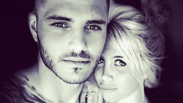 Mauro Icardi y Wanda Nara posando en una fotografía en blanco y negro