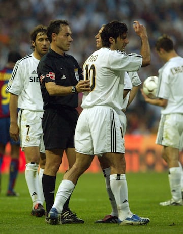 Pérez Burrull, con Figo, en un Clásico disputado en abril de 2004 en el Bernabéu.