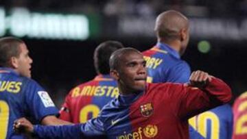 Etoo celebra uno de sus goles con el Barcelona.