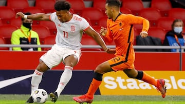 Adama Traor&eacute;, con el bal&oacute;n en el partido contra Holanda.