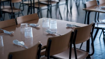 Una mesa de comedor escolar durante una visita de la presidenta de la Comunidad de Madrid, Isabel Díaz Ayuso al Colegio público de Educación Infantil y Primaria San Juan Bautista con motivo de la inauguración del curso escolar 2023/2024, a 7 de septiembre de 2023, en Arganda del Rey, Madrid (España). La Comunidad de Madrid comenzó ayer, 6 de septiembre, el curso escolar 2023/2024 con 2.000 profesores más que el curso pasado, hasta llegar a los 63.041, así como con récord de alumnos de 0 a 3 años y de Formación Profesional. A esta cifra de profesores en colegios públicos se suman otros 25.653 docentes de colegios concertados, aumentando el número total de profesores en centros sostenidos con fondos públicos a los 88.694. Por otro lado, durante este nuevo curso las clases se inician con 1.261.750 alumnos, un 1,2% más que el curso anterior, de los cuales 684.627 acuden a centros públicos, que registran el mayor incremento.
07 SEPTIEMBRE 2023;COLEGIO;ESCUELA;CURSO;INICIO;INFANTIL;NIÑOS;PRIMARIA;
A. Pérez Meca / Europa Press
07/09/2023