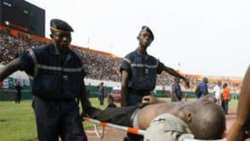 <b>TRAGEDIA.</b> Diecinueve personas fallecieron en el estadio de Abiyán, en una avalancha humana que se produjo entre los espectadores del partido internacional Costa de Marfil-Malawi.