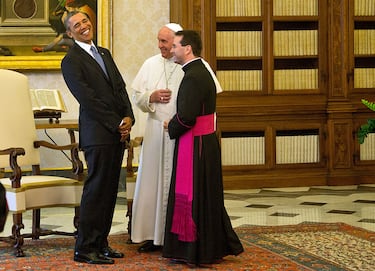 El presidente estadounidense Barack Obama se reunió con el papa Francisco en su biblioteca privada del Palacio Apostólico el 27 de marzo de 2014 en la Ciudad del Vaticano. El papa recibió a su distinguido invitado con una sonrisa y le dijo "bienvenido" en las instantáneas de la prensa internacional que cubrían el encuentro.