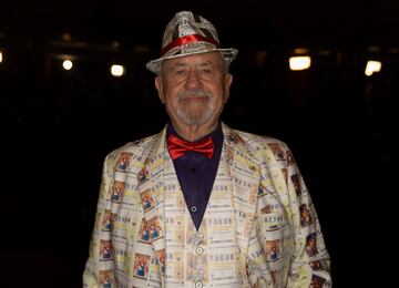 Un hombre disfrazado con una chaqueta de décimos de lotería antes del comienzo del Sorteo Extraordinario de la Lotería de Navidad 2023.