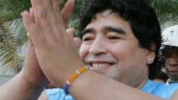 <B>OBESIDAD.</B> Durante su estancia en Colombia se rumoreó que Maradona iba a someterse a una operación para reducir su obesidad.