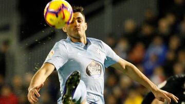 El centrocampista del Celta, Fran Beltrán, intenta controlar el balón durante el encuentro correspondiente a la jornada 12 de primera división que disputan frente al Real Madrid en el estadio de Balaidos, en Vigo.