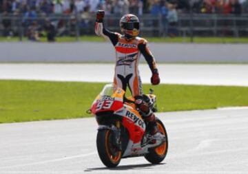 Marc Márquez celebrando su victoria en el GP de Gran Bretaña, circuito de Silverstone