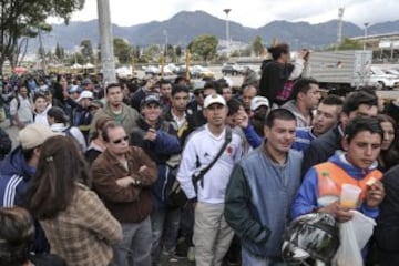 Hinchas hacen fila y esperan conseguir una boleta para el juego Colombia-Argentina.