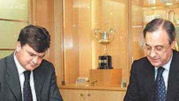 <b>LA FIRMA.</B> Florentino, junto a José Antonio Camacho.