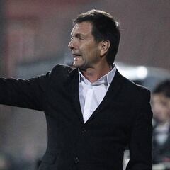 Unión Española golpeó la mesa: despidió a Fernando Díaz